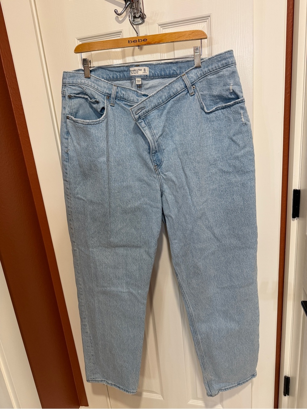 Abercrombie & Fitch Ultra High Rise 90s Straight Jean w/ Crossover in Size 35R